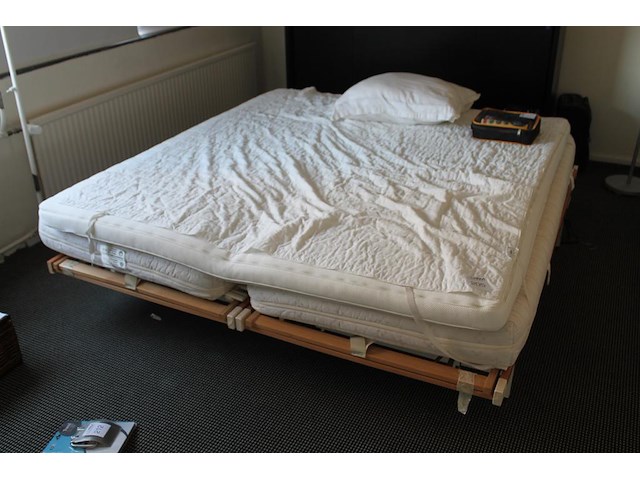 Tweepersoons bed met lattenbodems, matrassen en topper. afmeting 180 x 200 cm. let op: staat op 1e verdieping. - afbeelding 1 van  2