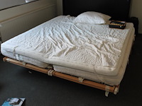 Tweepersoons bed met lattenbodems, matrassen en topper. afmeting 180 x 200 cm. let op: staat op 1e verdieping. - afbeelding 1 van  2