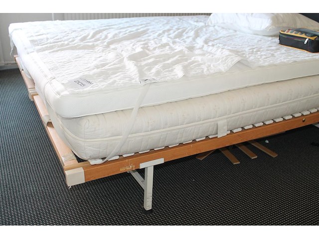 Tweepersoons bed met lattenbodems, matrassen en topper. afmeting 180 x 200 cm. let op: staat op 1e verdieping. - afbeelding 2 van  2