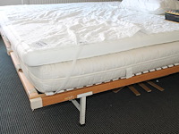Tweepersoons bed met lattenbodems, matrassen en topper. afmeting 180 x 200 cm. let op: staat op 1e verdieping. - afbeelding 2 van  2
