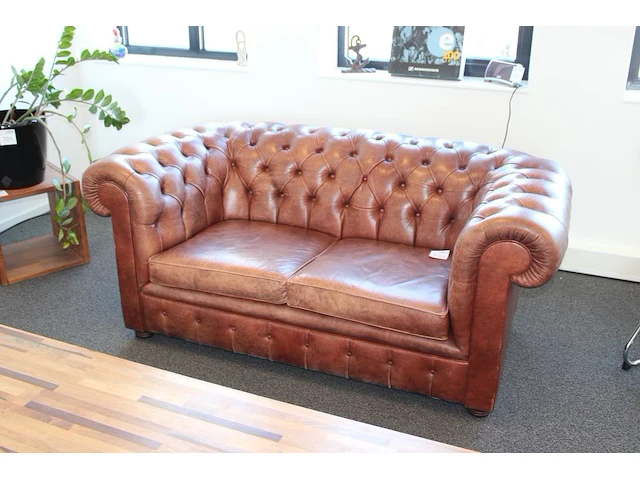 Tweepersoons chesterfield bank. breedte 180 cm, diepte 95 cm. hoogte 77 cm - afbeelding 1 van  2