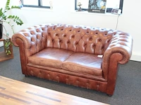 Tweepersoons chesterfield bank. breedte 180 cm, diepte 95 cm. hoogte 77 cm
