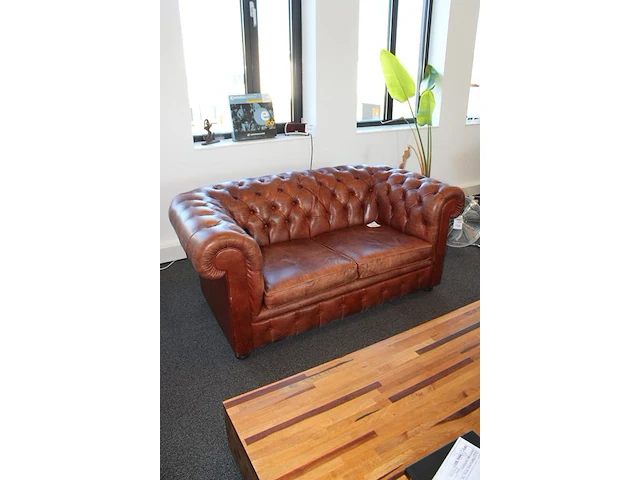 Tweepersoons chesterfield bank. breedte 180 cm, diepte 95 cm. hoogte 77 cm - afbeelding 2 van  2