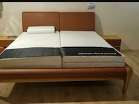 Tweepersoonsbed met 2 nachtkastjes