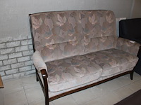 Tweezitsbank met houten onderstel en gestoffeerde zitting, breedte 165 cm. - afbeelding 1 van  2