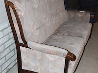 Tweezitsbank met houten onderstel en gestoffeerde zitting, breedte 165 cm. - afbeelding 2 van  2