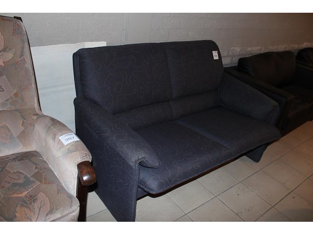 Tweezitsbank zwart gestoffeerd, breedte 145 cm. - afbeelding 1 van  2