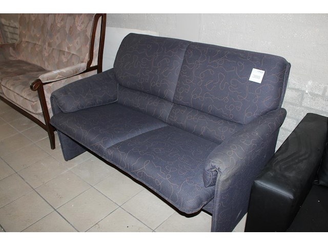 Tweezitsbank zwart gestoffeerd, breedte 145 cm. - afbeelding 2 van  2