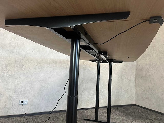 Twinform - elektrische zit/sta wigvormige vergadertafel 280 cm - afbeelding 3 van  16