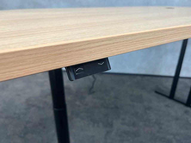 Twinform - elektrische zit/sta wigvormige vergadertafel 280 cm - afbeelding 10 van  16
