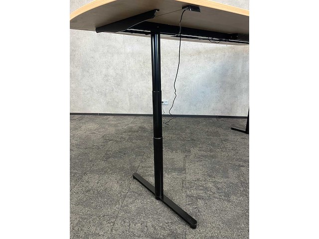 Twinform - elektrische zit/sta wigvormige vergadertafel 280 cm - afbeelding 14 van  16