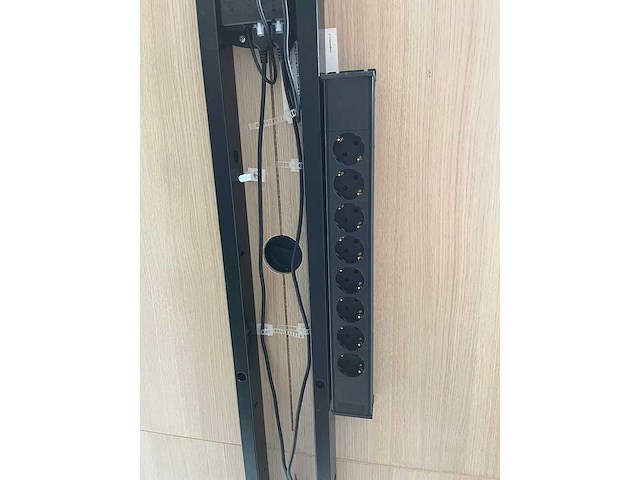 Twinform - elektrische zit/sta wigvormige vergadertafel 280 cm - afbeelding 1 van  1