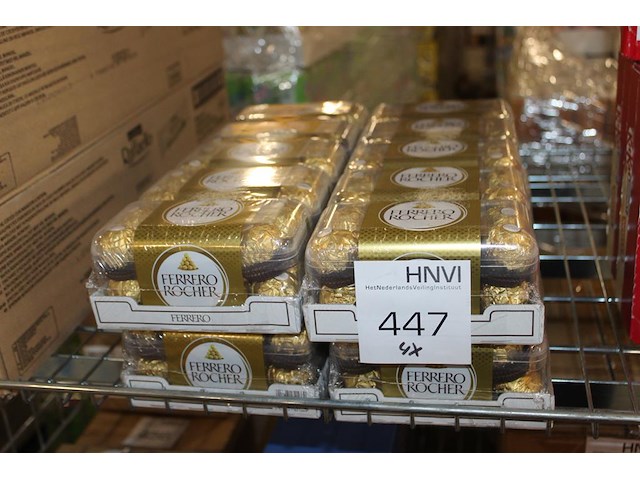 Twintig cadeauverpakkingen ferrero rocher. tht 3-26. - afbeelding 1 van  2