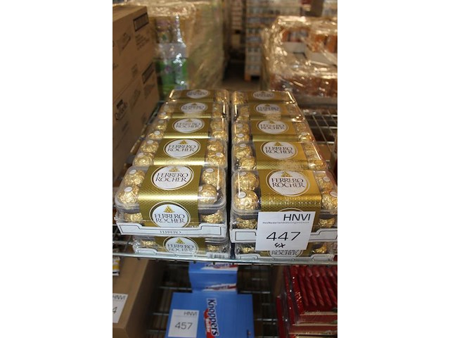 Twintig cadeauverpakkingen ferrero rocher. tht 3-26. - afbeelding 2 van  2