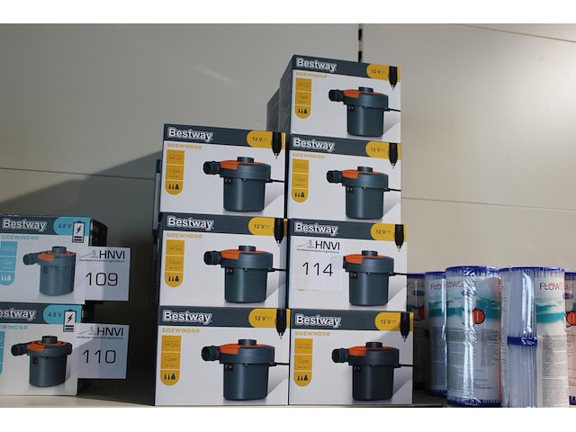 Twintig luchtpompen bestway, 12 volt of 220 volt. - afbeelding 1 van  3
