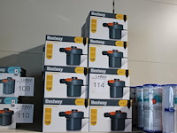 Twintig luchtpompen bestway, 12 volt of 220 volt. - afbeelding 1 van  3