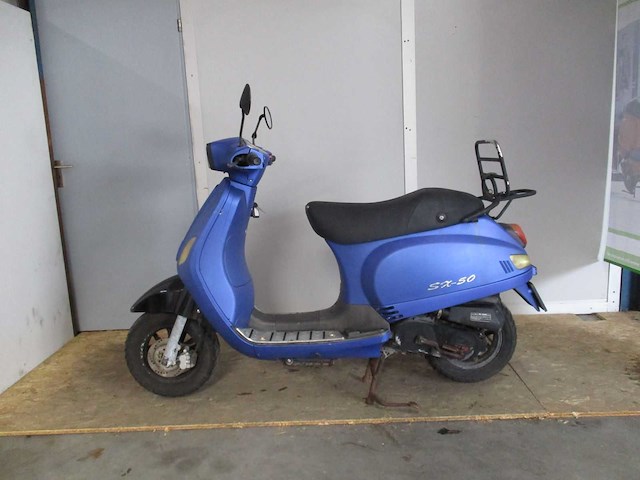Tym - snorscooter - sx-50 sport riva ry50qt-16 - scooter - afbeelding 1 van  11