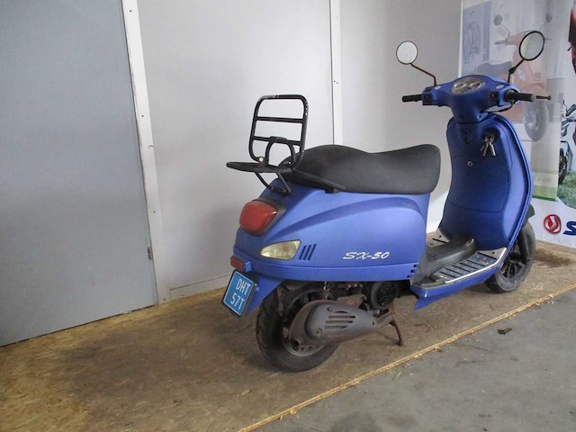 Tym - snorscooter - sx-50 sport riva ry50qt-16 - scooter - afbeelding 9 van  11