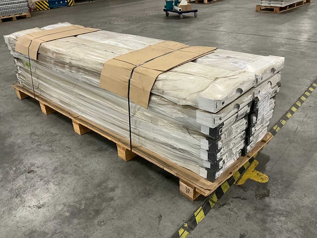 Type 11 radiatoren 300x2400mm (14x) - afbeelding 1 van  7