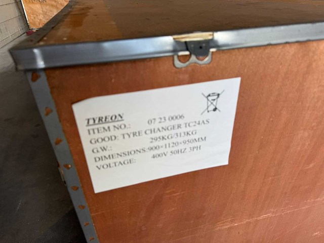 Tyreon tc24as heavy-duty banden demonteermachine met kantelende kolom en dubbele airbooster in de spanklauwen - afbeelding 2 van  20