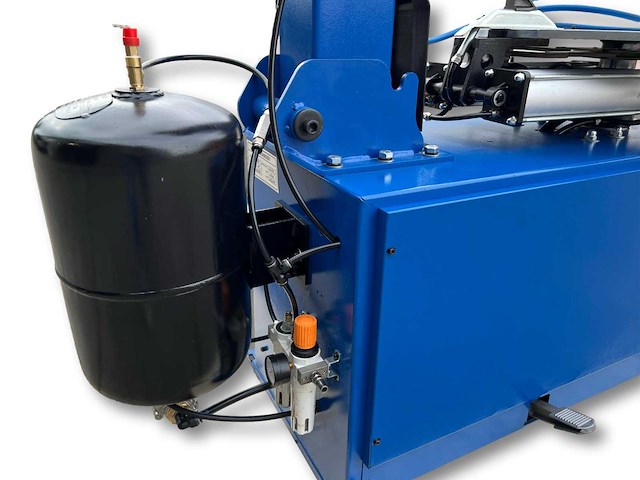 Tyreon tc24as heavy-duty banden demonteermachine met kantelende kolom en dubbele airbooster in de spanklauwen - afbeelding 3 van  20
