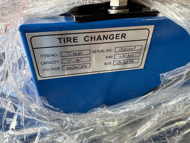 Tyreon tc24as heavy-duty banden demonteermachine met kantelende kolom en dubbele airbooster in de spanklauwen - afbeelding 12 van  20