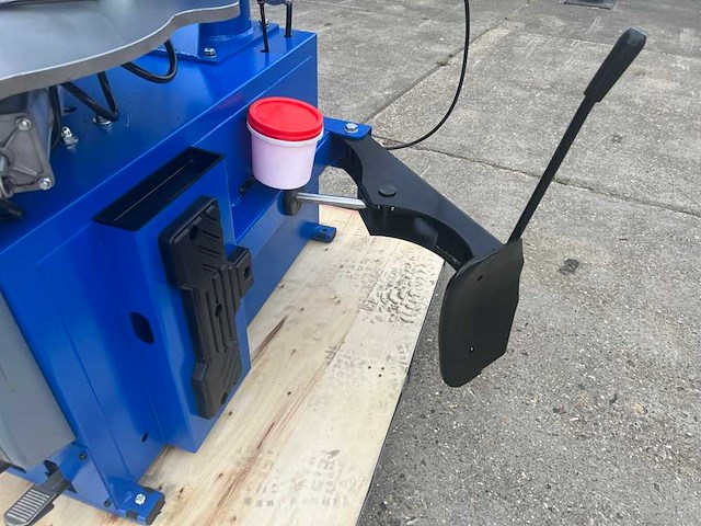Tyreon tc28ah heavy-duty bandendemonteermachine met 2 hulparmen - afbeelding 12 van  12