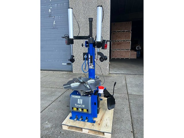 Tyreon tc28ah heavy-duty bandendemonteermachine met 2 hulparmen - afbeelding 1 van  12