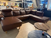 U-bank met open eiland en lounge bruin