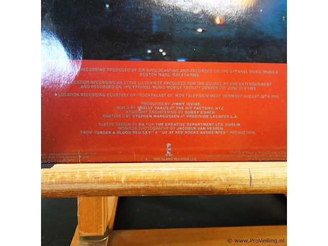 U2 under a blood red sky - afbeelding 6 van  6