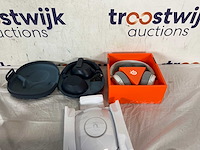 Ubiquiti access point & sony koptelefoon & steelseries koptelefoon