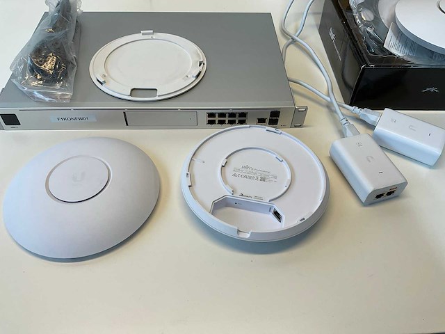 Ubiquiti unifi dream machine pro 19" switch en access points - afbeelding 10 van  12