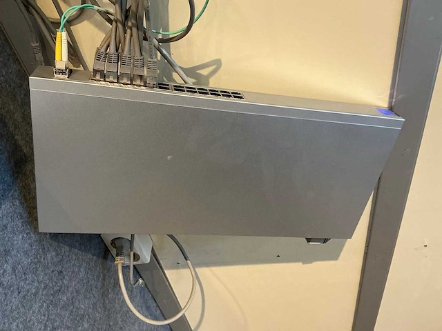 Ubiquity ulcom usw-24 2510v switch 24poorts 19” - afbeelding 4 van  5