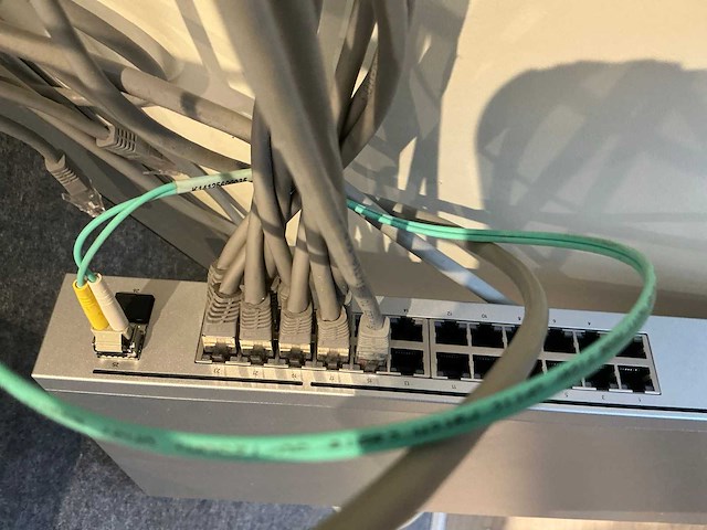 Ubiquity ulcom usw-24 2510v switch 24poorts 19” - afbeelding 1 van  5