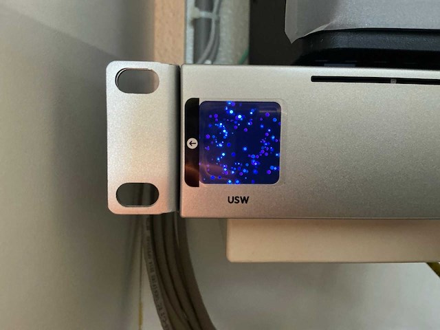 Ubiquity ulcom usw-24 2510v switch 24poorts 19” - afbeelding 2 van  3
