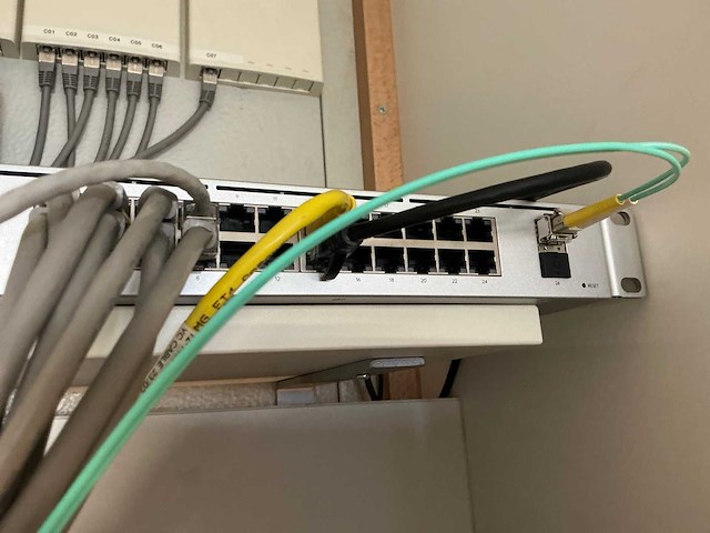 Ubiquity ulcom usw-24 2510v switch 24poorts 19” - afbeelding 3 van  3
