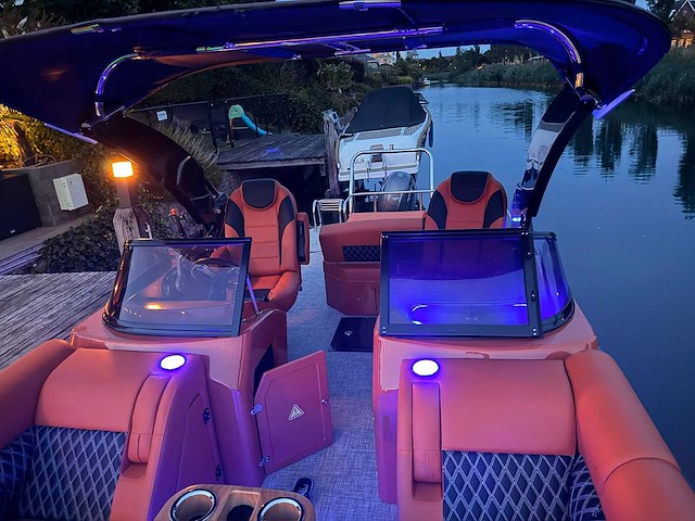 Uf equipment - 2026 - 25 foot luxe pontonboot - afbeelding 3 van  13