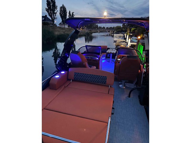 Uf equipment - 2026 - 25 foot luxe pontonboot - afbeelding 12 van  13
