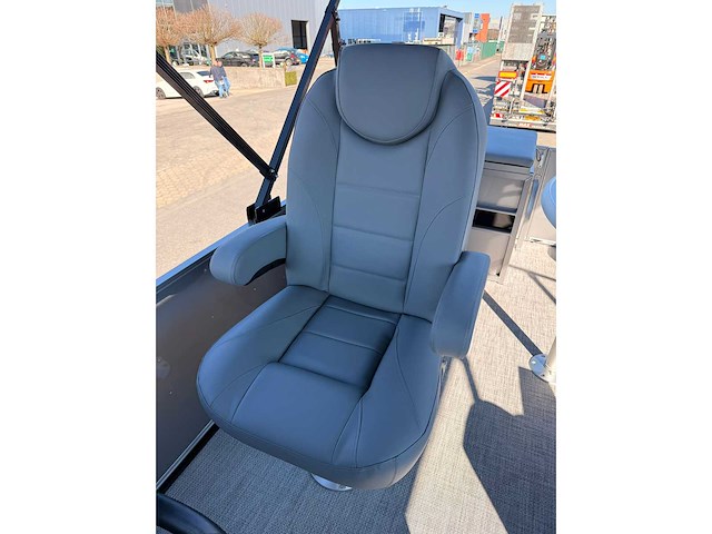 Uf marine - 2026 - 22ft - ponton boot / consoleboot - afbeelding 18 van  41