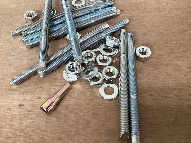 Ufast ucs10130 ankerstang m10x130 met moer en revet (640x) - afbeelding 2 van  4