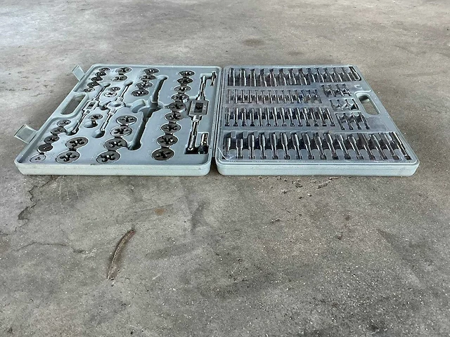 Uitgebreide metrische tap- en snijplatenset met tappen, snijplaten en houders in koffer - afbeelding 7 van  9