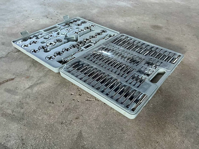 Uitgebreide metrische tap- en snijplatenset met tappen, snijplaten en houders in koffer - afbeelding 6 van  9