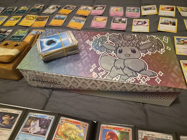 Uitgebreide pokémon kaartenverzameling met prismatic evolutions box, holo's en accessoires - afbeelding 2 van  40