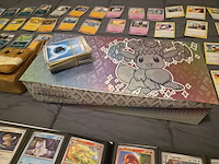 Uitgebreide pokémon kaartenverzameling met prismatic evolutions box, holo's en accessoires - afbeelding 2 van  40