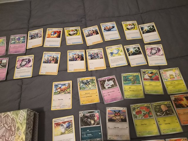 Uitgebreide pokémon kaartenverzameling met prismatic evolutions box, holo's en accessoires - afbeelding 3 van  40