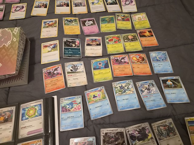 Uitgebreide pokémon kaartenverzameling met prismatic evolutions box, holo's en accessoires - afbeelding 4 van  40