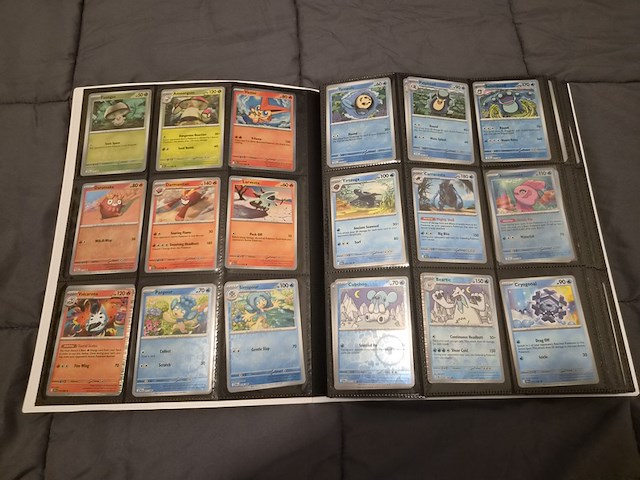 Uitgebreide pokémon kaartenverzameling met prismatic evolutions box, holo's en accessoires - afbeelding 10 van  40