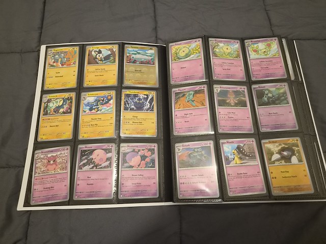 Uitgebreide pokémon kaartenverzameling met prismatic evolutions box, holo's en accessoires - afbeelding 11 van  40