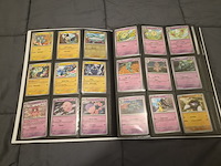 Uitgebreide pokémon kaartenverzameling met prismatic evolutions box, holo's en accessoires - afbeelding 11 van  40