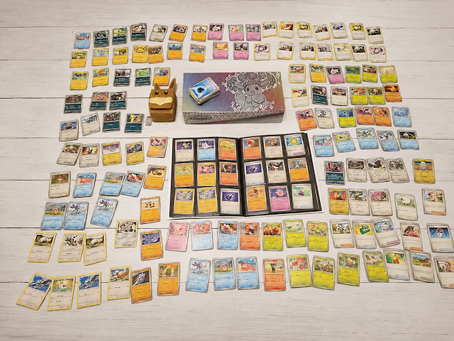 Uitgebreide pokémon kaartenverzameling met prismatic evolutions box, holo's en accessoires - afbeelding 1 van  40